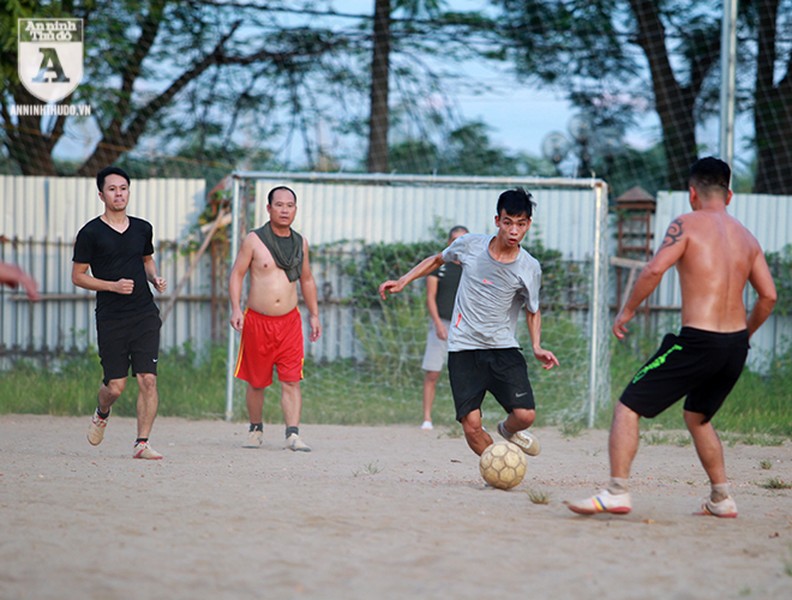 [ẢNH] Thanh niên ở quê cởi trần đá bóng phủi mùa World Cup